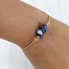 Hermosa pulsera de piedras semi preciosas con cadena con ajuste deslizante enchapada en oro 18K con extremos en zirconias. Excelente opción de regalo para cualquier ocasión gracias a su estilo delicado y elegante. Fácil de usar: Las cadenas en los extremos se ajustan con un deslizador para acomodarse al tamaño de la muñeca. Piedras preciosas aproximadamente 4 mm -10 mm• Cierre ajustable• Cadena de aproximadamente 1 mm TENGA EN CUENTA: las piedras utilizadas son genuinas y naturales, por lo que p Quartz Bracelet, Adjustable Bracelet, Bracelet Gift, Crystal Bracelets, Link Bracelets, Chain Link Bracelet, Chain Link, Delicate Bracelet, Semiprecious Stones