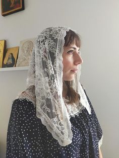 Guarda questo articolo nel mio negozio Etsy https://www.etsy.com/it/listing/503676285/velo-muliebre-triangolare-per-messa Bohemian Veils, Mantilla Veil Wedding, Chapel Veil Catholic, Floral Veil, Mantilla Veil, Flower Veil, Vintage Veils, White Veils