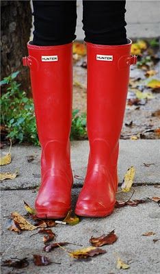 Walking from the parking lot across State St to work in the tropical storm made me realize that I NEED these! Red Hunter Rain Boots, Red Wellies, Red Hunter Boots, Red Rain Boots, Red Hunter, Hunter Wellies, Red Rain, Winter Typ, Hunter Rain Boots