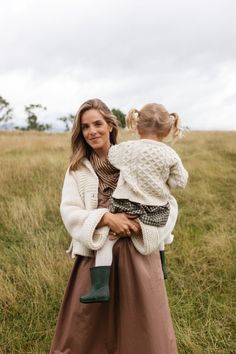 Madison Mealy, Fall Family Outfits, Countryside Fashion, Mom Outfits Fall, Fall Photo Shoot Outfits, Mommy And Me Photo Shoot, Winter Family Photos, Fall Family Photo Outfits, Mom Fall