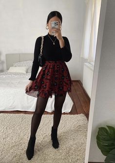 Mode Ulzzang, Red Skirt, Looks Black, Causual Outfits, Winter Mode, Beauty And Fashion, Autumn Outfit, Girly Outfits, Winter Fashion Outfits