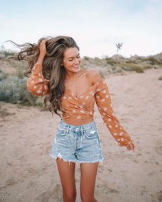 Palm Springs Outfit Ideas, Springs Outfit, Palm Springs Outfit, Agolde Shorts, Caitlin Covington, Southern Curls And Pearls