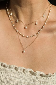 Stacking Pearl Necklaces, Pretty Dainty Jewelry, Danty Pearl Necklace, Simple Gold Necklace With Pearl, Layered Wedding Necklace, Layering Necklaces With Pearls, Gold Chain And Pearl Necklace, Dainty Gold Pearl Jewelry, Gold And Pearls Necklace