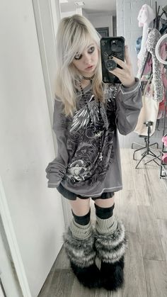 emo y2k grey fit Alt Clothing Aesthetic, Grey Y2k Outfit, Alt Y2k Aesthetic, Drain Core Outfits, Emo Fits Girl, Drainer Core Outfits, Emo Fit Ideas, Y2k Punk Outfits, Emo Girl Fashion