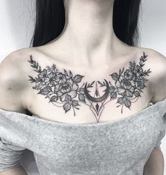 Tattoo on woman's collarbone. Black and white arrangement of flowers, a crescent moon, and diamond shapes. Arm Chest Tattoo, Transfer Art, Tattoos Arm, Tattoo Female, Bone Tattoos, Muster Tattoos, Cool Chest Tattoos, Pieces Tattoo, Tattoos Geometric