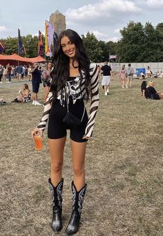 Opener Festival Outfit, Festival Outfits Cold Weather, Warm Festival Outfit, Festival Outfit Cold Weather, Festival Outfit Uk, Rainy Festival Outfit, Cold Festival Outfit, Rock Festival Outfit, Summer Music Festival Outfits