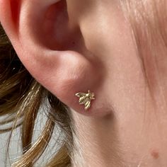 Inspired by the beauty of nature, THE BEE STUD earrings are a must-have accessory for any fashion-forward individual. These stunning gold filled earrings feature delicate bee studs that add a touch of whimsy to any outfit. Effortlessly elevate your style and make a statement with these unique and charming earrings. Looks like our queen B is back....xoxo 14K gold filled 0.5 width stud The piece is bought in America by Elvis et moi Bee Studs, Stud Earrings Unique, Dream Aesthetic, Bee Jewelry, Mini Earrings, Gold Statement Earrings, Bee Earrings, Precious Jewels, Bee Charms