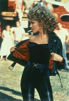 Blonde Hair Perm, Sandy Grease, Grease Movie, Halloweenský Makeup, Look 80s, Shiny Black Leggings, 80s Fashion Trends, Leather Pants Outfit, Olivia Newton