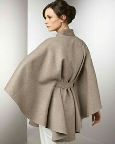 Mode Mantel, Cape Fashion, Cape Designs, Cape Coat, Fashion Sewing Pattern, Loro Piana, Coat Fashion, Fashion Sewing, Ponchos