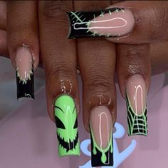 Simple Spooky Acrylic Nails, Disney Inspired Halloween Nails, Halloween Nails Scary Movie, Beatle Juice Nails Acrylic, Halloween Horror Nights Nails, Disney Spooky Nails, Green Halloween Nails Acrylic, Halloween Disney Nails Design, Halloween Nails Inspiration