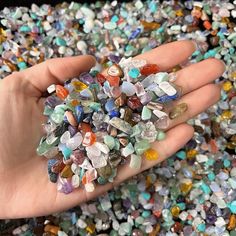 Crystal Chips Ideas, Crystals Healing Grids, Rock Gifts, Crystal Chips, Pretty Rocks, Cool Rocks, Crystal Figurines, White Howlite, Crystal Blue