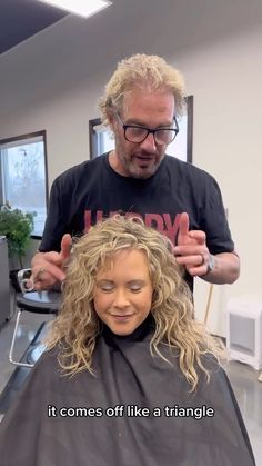 Wayne Tuggle | How to make curly hair round #waynetugglehair #curlyhair #curlyhairtips #curlyhairturorial #curlyhairstyles #curlygirl #hair... | Instagram Short Round Layers Haircut Curly, Layered Fine Curly Hair, Avoid Triangle Curly Hair, Curly Hair Makeover, How To Volumize Curly Hair, Round Cut Curly Hair, How To Cut Your Own Curly Hair, Hair Cuts For Curly Hair Natural Curls, How To Part Curly Hair