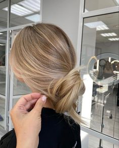 Beige Blonde Hair, Rambut Brunette, Summer Blonde Hair, Balayage Blonde, Dirty Blonde Hair, Honey Blonde Hair, Brown Hair Balayage, Dark Blonde Hair, Blonde Hair Inspiration