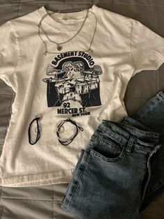 Downtown Graphic Tees, Graphic Tee Fashion Outfits, Outfit Ideas Graphic Tees, John Galt Outfits, Downtown Shirts, Vintage Tees Outfit, Downtown Aesthetic Outfit, Downtown Girl Outfits