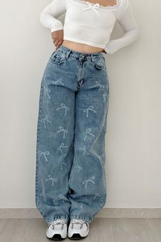 Women's Ribbon Printing with tie bow pattern oversize Blue Jean Trousers ibbon Printing Jeans are an indispensable part of your wardrobe. The pants, which are the choice of those who want to achieve both a stylish and cool look, can be easily combined. The pants models, which are the key pieces of every season, summer and winter, provide advantages with different designs and cut models. Especially the oversize pants models, which have been quite trendy in recent times, are the leading pieces in different styles. Don't forget to take a look at our different pants models before they run out.. As long as the specified washing instructions are followed, you can use them safely for many years with their durable fabric. Jeans Trousers Women Outfit, Jeans With Bows, Aesthetic Trousers, Ribbon Jeans, Jeans Trousers Women, Trousers Women Outfit, Oversize Pants, Bow Jeans, Jean Trousers