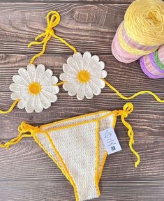 Top Flowers Crochet, Yellow Crochet Ideas, Daisy Clothes, Yellow Crochet Top, Flower Crochet Top, Crochet Yellow, Crochet Bathing Suits, Yellow Crochet, Crochet Bra