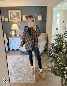 Mom Fashion Casual, Flannel Lounge Outfit, Winter Outfits Mom Style, Carhartt Fashion Woman, Casual Athleisure Outfits Winter, Cold Weather Spring Outfits Casual, Outfit Ideas Mom Style, Mum Outfits Mom Style Winter, Country Flannel Outfits