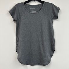 Ideology Womens T-Shirt Gray Heathered Short Sleeve Scoop Neck Round Hem Xs New Nwot Brand: Ideology Size: Xs Style: T-Shirt Material: Polyester Blend Color: Gray Pattern: Heathered Sleeve Length: Short Sleeve Sold As Pictured. Thanks For Looking! Sporty Tri-blend Short Sleeve Tops, Gray Short Sleeve Top Athleisure, Gray Short Sleeve Top For Athleisure, Athleisure Gray Short Sleeve Top, Basic Gray Moisture-wicking Tops, Tri-blend Short Sleeve Athleisure Top, Basic Gray T-shirt For Workout, Athleisure Scoop Neck T-shirt With Relaxed Fit, Gray Scoop Neck Top For Workout