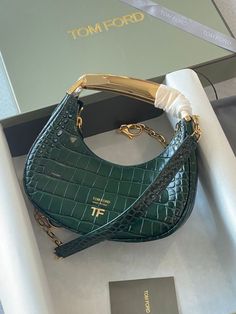 Green And Gold Aesthetic, Crochet Pouches, Sacs Tote Bags, Tom Ford Bag, Handbag Essentials, New Bags