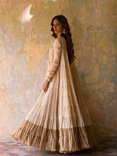 Crushed Silk Dress, Old Crafts, Dresses Lehenga, Silk Dress Design, Misha Lakhani, Desi Fits, Kurtis Tops, Modern Ideas, Indian Fashion Saree