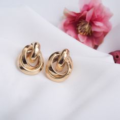 ISMERELDA - Accessorea Earrings Gold Chic Metal Clip-on Earrings For Wedding, Summer Wedding Metal Earrings, Elegant Metal Earrings For Summer, Elegant Metal Hoop Earrings For Summer, Gold Earrings For Summer Evenings, Chic Gold Earrings For Summer, Elegant Summer Metal Earrings, Gold Hoop Earrings For Summer Wedding, Chic Formal Summer Earrings