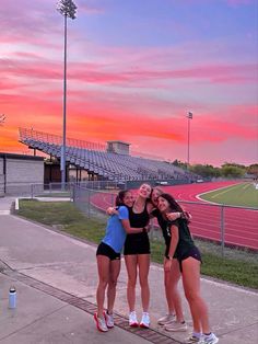 Track Instagram Pictures, Track Pics With Friends, Xc Pictures Photo Ideas, Hurdles Aesthetic, Track Field Aesthetic, Cross Country Picture Poses, Running Must Haves, Sports Girl Aesthetic