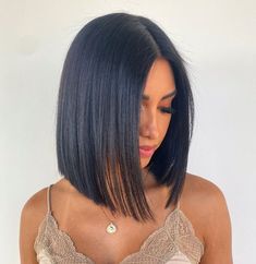 Classic Blunt Bob Haircut Lob No Layers, Bob Haircut Styles, Bob Cuts For Women, Corte Bob, Natural Wavy Hair, Haircut Styles, Blowout Hair, Shoulder Length Hair Cuts