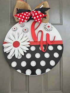 a minnie mouse door hanger is decorated with polka dots and a bow on it