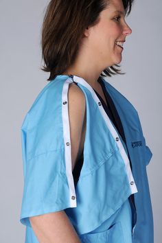 The new patient gown from Henry Ford is intuitive in design, with different colored snaps and stitching along the left and right sides of the gown, making it easy for patients to put on. The stitching is white along the right sleeve, and dark blue along the left sleeve. Patient Uniform, Hospital Gown Pattern, Shoulder Surgery Clothes, Post Surgery Clothing, Gown Making, Patient Gown, Beauty Uniforms, Hospital Gowns, Doctor Scrubs