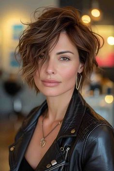 These Are The Best Haircuts of 2024 Short Bobs 2024, Best Curly Haircuts, Short Haircuts For Ladies, Haircuts For Ladies, Short Haircuts With Bangs, New Short Haircuts, Hair Pixie, Penteado Cabelo Curto