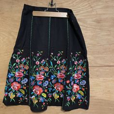 Nwt Linea Louis Dell'olio Black Colorful Floral Embroidered Skirt Woman’s Sz 4. No Rips Tears Or Stains Smoke-Free Home. See Measurments In Photos. Traditional Long Skirt With Floral Embroidery, Multicolor Floral Embroidered Skirt For Festivals, Floral Embroidered Festival Skirt, Summer Folk Skirt With Floral Embroidery, Summer Folk Style Skirt With Floral Embroidery, Traditional Embroidered Black Skirt, Traditional Black Embroidered Skirt, Spring Festival Skirt With Multicolor Embroidery, Black Cotton Skirt With Floral Embroidery