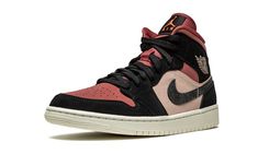 The Women’s Air Jordan 1 Mid “Canyon Rust” is the women’s sizing of Michael Jordan’s first signature shoe in a street-ready colorway.  The Jordan 1 Mid has become a sought after shoe in the Jordan line for its easy-to-wear style and considerable comfort.  On the “Canyon Rust,” black synthetic nubuck panels allow for the Particle Beige suede mid-panel and dark pink to garner attention.  The black speckled Swoosh adds a unique look to the design.  Jordan Brand places a “Wings” logo on the collar a Doudoune The North Face, White Forces, Stem Style, Nike Essentials, Air Force Nike, Nike X Travis Scott, Jordan 1 Sneakers, Sneakers Nike Air, Low Air Jordan 1