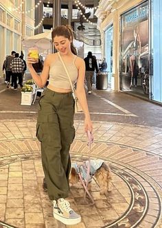 Cotton Cargo Pants Outfit, Cargos Women Outfit, College Outfits Women Summer, Cargo Outfit Women, Cargos Outfit Women, Beige Joggers Outfit Women, Beige Jeans Outfit Aesthetic, Outfit For Mall, Olive Parachute Pants