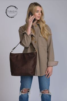 Outfits to Fall For? Timeless, classic, iconic vegan bags. Add a timeless, luxury carryall to your collection! Boho Shoulder Bag, Business Trends, Cosmetics Bag, Eco Chic, Winter Gloves, Zipped Bag, Boho Bag, Hand Sanitizer, Uganda