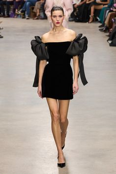 Carolina Herrera Fall 2024 Ready-to-Wear Fashion Show | Vogue Black And White Makeup, Collection Ideas, Black Attire, Classy Dress Outfits, Fall Winter 2024, Red Carpet Dresses, Fashion Show Collection, Winter 2024, Colourful Outfits