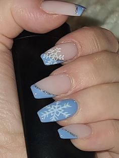 Cute Nails Acrylic French Tips Christmas, Square Acrylic Nails Christmas Designs, Short Acrylic Nails December, Blue Christmas Nails Winter Snowflake Designs White, Cute Christmas Nail Ideas For Teens, Christmas Nail Art Designs Blue, Sky Blue Christmas Nails, Blue Nails With White Snowflakes, Blue And White Christmas Nails Acrylic