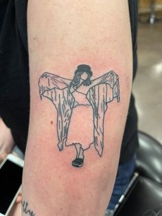 An outline of Stevie nicks as a tattoo on upper bicep Brooks And Dunn Tattoo, Stevie Nicks Tattoo Ideas, Simple Witchy Tattoos, Sapphic Tattoo, Fade Tattoo, Fleetwood Mac Tattoo, Faded Tattoo, Glasses Tattoo