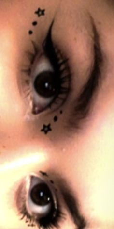 Heart Eye Shadow, Star Makeup Hooded Eyes, Cool Makeup Designs, Black Star Eye Makeup, Simple Star Makeup, Makeup Looks Star, Star Eyeliner Tutorial, Black Star Makeup, Dot Makeup Eyeliner