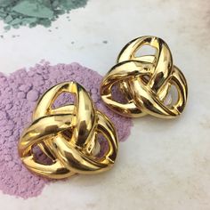 Clip earrings Material: gold metal Width: 3.00 cm (1.18") Height: 3.00 cm (1.18") Engraved on the back of the earrings is its serial number, "E3994". All our objects are vintage and are made by Sphinx, a renowned English company which closed its doors at the beginning of the 2000s and if they seem new to you it is because they come from unsold stock and therefore never worn but nevertheless vintage. Founded in 1948, the Sphinx company was a British manufacturer, famous for its excellent quality Formal Gold Brass Clip-on Earrings, Retro Gold Nickel-free Jewelry, Retro Nickel-free Gold Jewelry, Vintage Gold Plated Nickel Free Earrings, Nickel-free Vintage Gold-plated Earrings, Retro Gold Drop Earrings, Retro Gold Earrings For Gift, Gold Retro Earrings As Gift, Gold Retro Earrings For Gift