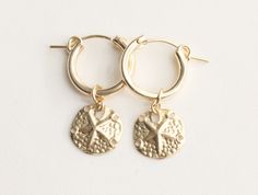 14k Gold Filed Sand Dollar Earrings, Gold Earrings, Starfish Earrings, Beach Earrings, Seashell Earrings, Beachy jewelry, Drop Earrings, Gold Dollar Earrings, Simple Earrings, Earrings Gift for Her Friend, Summer Jewelry, Tropical Earrings, Ocean Lover Gift - 14k gold filled 11mm sand dollar charm AVAILABLE SIZE + 15mm Gold Filled Flex Hoop Earrings - Sold as a pair - Material: 14k Gold Filled - Tarnish free, hypoallergenic, nickel free and safe for sensitive skin 💰 We guaranteed fair pricing o Yellow Gold Starfish Earrings For Gift, Ocean-inspired Yellow Gold Earrings As Gift, Yellow Gold Ocean-inspired Earrings For Gift, Gold Round Earrings For Vacation, Gold Nickel-free Earrings For Vacation, Yellow Gold Starfish Earrings With Starfish Charm, Nickel-free Gold Earrings For Vacation, Gold Pierced Hoop Earrings For Beach, Yellow Gold Pierced Earrings For Beach