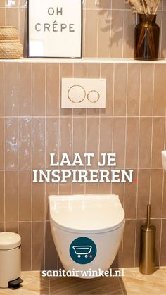 there is a toilet with the words laat je inspirren on it