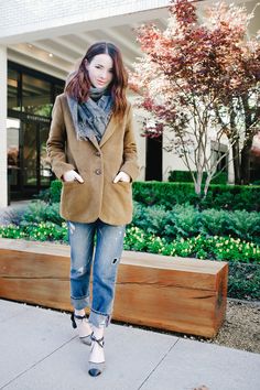 EASY WEEKEND Jane Aldridge, Grey Blanket, Armani Shoes, Editorial Shoot, New Street Style, Daily Outfit Inspiration, All Jeans, Street Style Inspiration, Indie Fashion