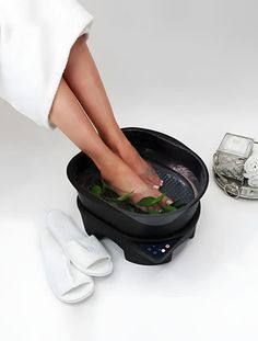 Experience the ultimate in professional foot care with the Pro Pedi Tub with Heat and Vibration by Belava. This advanced foot massager is engineered to endure the rigorous demands of salon environments while providing top-notch performance and convenience. Designed for mobile pedicures, it offers the perfect blend of portability, reliability, and luxury, making it an indispensable tool for beauty professionals who prioritize client comfort and hygiene. With three adjustable levels of heat and oscillating vibration, the Pro Pedi Tub ensures a personalized and soothing experience for every client. Its lightweight and portable design mean you can easily move it between stations or take it on the go for mobile services. The inclusion of features like anti-splash control and automatic shut-off Tub Insert, Pedicure Soak, Pedicure Tub, Foot Soak, Foot Spa, Foot Massage, Pedicures, Foot Care, Award Winner