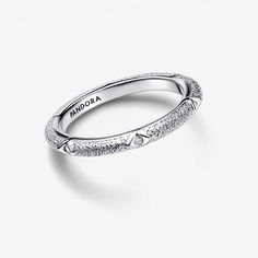 It's all in the details with the Pandora ME Texture & Stones Ring. A sterling silver band with a D-shaped profile is punctuated by six triangular punctures, each featuring a stone sparkling from within the tiny crevice. The rest of the ring's band is embellished with a textured pattern. Inspired by the appearance of sand and the pattern of glistening sun on the ocean, this delicate, detailed ring is a subtle way to make a statement. - Pandora ME Texture & Stones Ring - Sterling silver / Cubic Zi Pandora Me, Pearl Diamond Jewelry, Custom Charm Bracelet, Heart Promise Rings, Pearl Engagement Ring, On The Ocean, Gold Armband, Solid Gold Necklace, Solid Gold Earrings