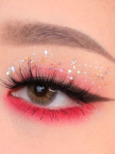 Christmas eyeshadow look: red eyes with glitter Teknik Makeup, Membentuk Alis, Korean Eye Makeup, Ethereal Makeup, Edgy Makeup