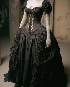 Goth Dress Victorian, Dark Fairytale Ballgown, Vampire Dress Aesthetic, Goth Victorian Dress, Vampire Wedding Dress, Dress Aesthetic Vintage, Victorian Gothic Fashion, Black Victorian Dress, Gothic Fairytale