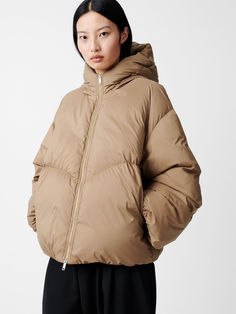 The Dana jacket in Beige nods to style codes of retro 1970s skiwear, seen in the large hood and soft, boxy construction. A prominent single stitch winds along the back to emulate the curved yoke reminiscent of western denim jackets, lending textural interest to the showerproof tech poly outer. Zipper Leggings, Studio Nicholson, Padded Coat, Denim Jackets, Ski Wear, Denim Top, Casual Jacket, Outerwear Women, Stella Mccartney