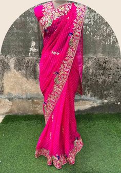 Look no further than this stunning georgette saree .This traditional bandhani saree is made with designer embroided work and feautures a beautiful rani color that is perfact for any age of women.It comes with a matching unstitched blouse, making it perfaect for wedding ar any other festive occasion' Fuschia Pink Saree, Kanjivaram Sarees Silk, Wedding Party Wear, Sarees Silk, Bandhani Saree, Party Kleidung, Kanjivaram Sarees, Indian Bollywood, Georgette Saree