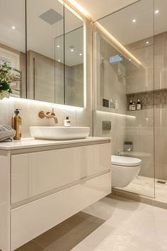 Transform Your Space: Explore This Sleek & Modern Bathroom Design! Luxurious White Bathroom, Elegant White Bathroom Ideas, Wall Mounted Toilet Ideas, Modern Sleek Bathroom, Cozy Shower Ideas, Bathroom Ideas White And Gold, Toilet Minimalist Design, Spacious Bathroom Ideas, Minimalistic Bathroom Design