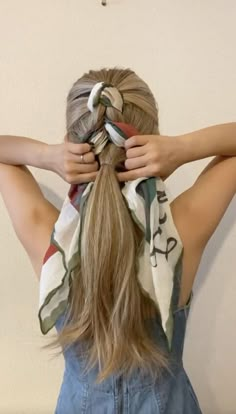 How To Braid Bandana Into Hair, Braided Hair With Bandana, Braid With A Scarf, Scarf Plait Hair, Head Scarf Braid Styles, Hair Bandana Braid, Bandana In Braid, Braiding Scarf Into Hair, Scarf Braid Tutorial